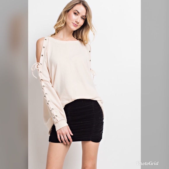 Host Pick 🥇Soft Laced Up Sleeve Cold Shoulder - Picture 2 of 3